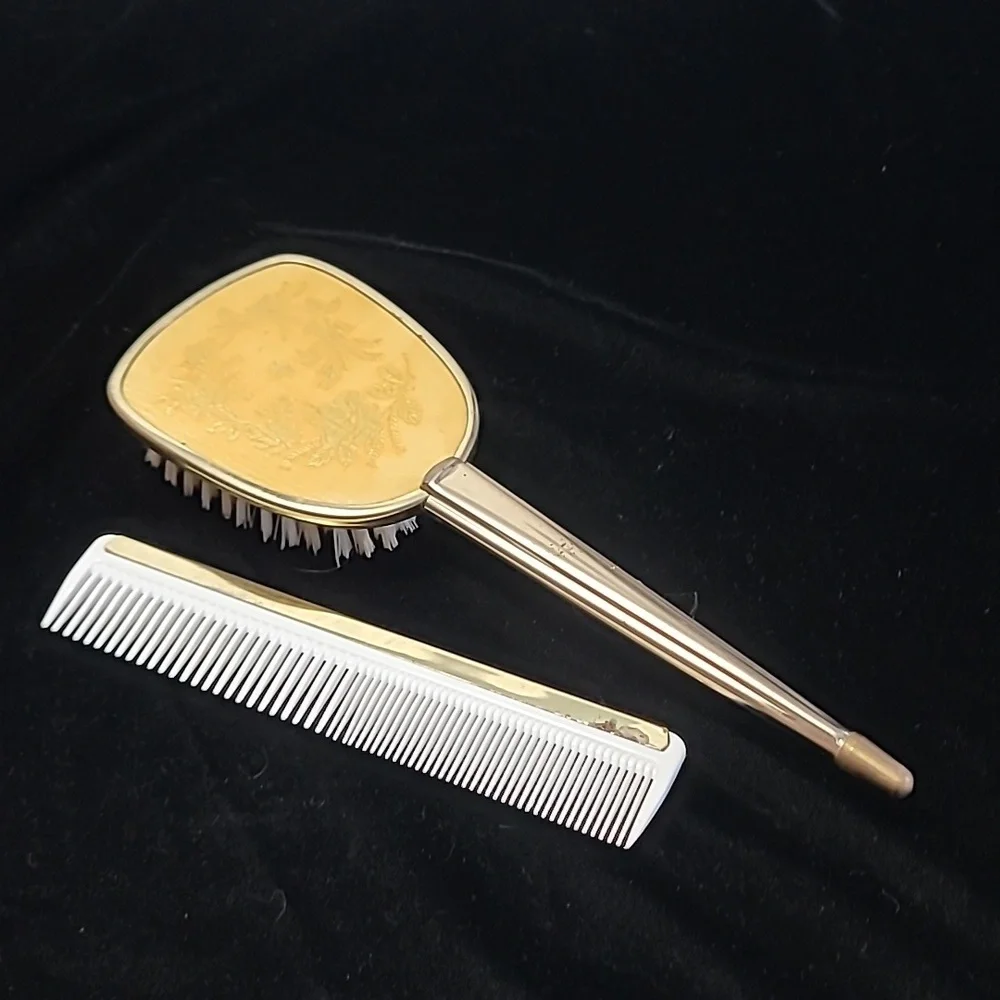 Vintage Brush and Comb Set‎